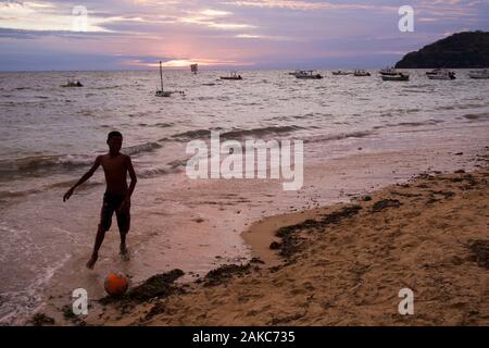 Madagascar Nosy Be, Ambatoloaka, calcio al tramonto sul canale di Mozambico Foto Stock