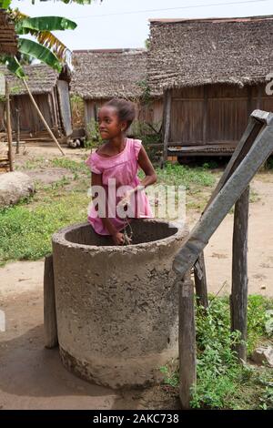 Madagascar, Diana regione, villaggio di Marosely, una ragazza tira l'acqua da un borgo ben Foto Stock