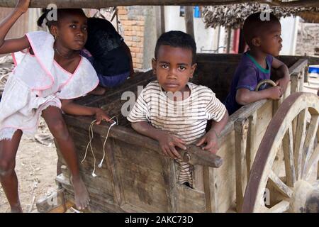 Madagascar, Diana regione, villaggio di Marosely, bambini portare dal carrello Foto Stock