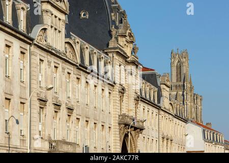 Francia, Meurthe et Moselle, Nancy, facciate di Nancy Ospedale, edifici di appartamenti e Saint Pierre chiesa in stile neo gotico costruito nel XIX secolo Foto Stock