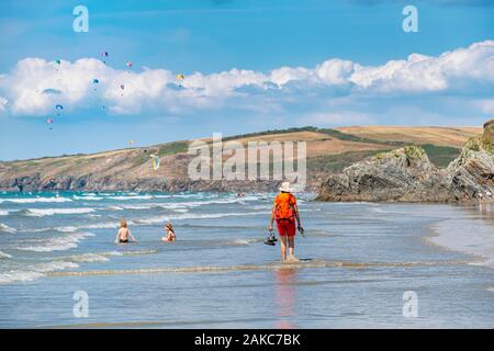 Francia, Finisterre, Douarnenez Bay, Kerlaz, Trezmalaouen spiaggia lungo il GR 34 sentiero escursionistico o sentiero doganale Foto Stock