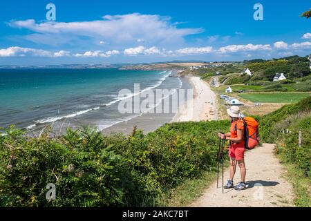 Francia, Finisterre, Douarnenez Bay, Kerlaz, Trezmalaouen spiaggia lungo il GR 34 sentiero escursionistico o sentiero doganale Foto Stock