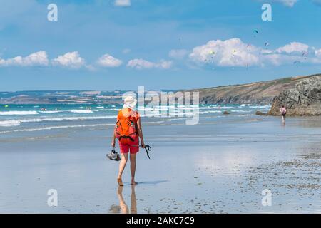 Francia, Finisterre, Douarnenez Bay, Kerlaz, Trezmalaouen spiaggia lungo il GR 34 sentiero escursionistico o sentiero doganale Foto Stock