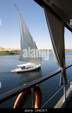 Egitto Alto Egitto, Valle del Nilo, felucca tutte le vele, attraversa il Nilo, da un passaggio della nave a vapore il Sudan, l'ultimo battello a vapore sul Nilo Foto Stock