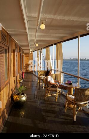 Egitto Alto Egitto, Valle del Nilo, turistico in seduta il passaggio della nave a vapore il Sudan, l'ultimo battello a vapore sul Nilo Foto Stock