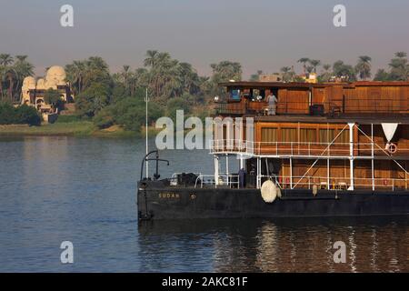 Egitto Alto Egitto, Valle del Nilo, Nave a vapore il Sudan, l'ultimo steamboat crociera sul Nilo, di fronte ad una banca verde Foto Stock