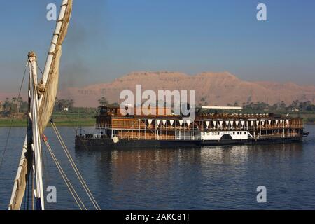 Egitto Alto Egitto, Valle del Nilo, Nave a vapore il Sudan, l'ultimo steamboat crociera sul Nilo, attraversare il fiume e le montagne della Valle dei Re in background Foto Stock