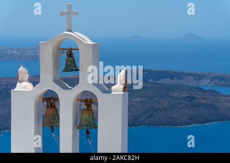 Tre campane con paesaggio mediterraneo mare ed isole che portano all'orizzonte. Foto Stock