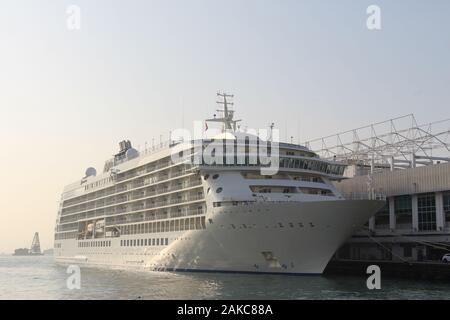 Una crociera Ormeggiata al Molo Star Ferry, Tsim Sha Tsui Hong Kong Foto Stock