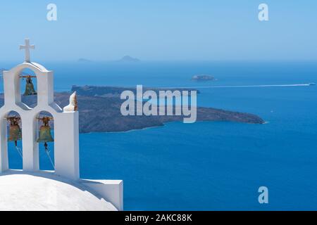 Tre campane con paesaggio mediterraneo mare ed isole che portano all'orizzonte. Foto Stock