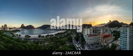 Panorama di Rio de Janeiro attraverso il Botafogo, sugarloaf e Corcovado con la statua di Cristo Foto Stock