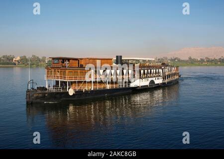 Egitto Alto Egitto, Valle del Nilo, Luxor, Nave a vapore il Sudan, l'ultimo steamboat crociera sul Nilo, attraversa il Nilo di fronte alle montagne della Valle dei Re Foto Stock