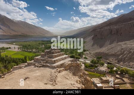 Tagikistan, Gorno-Badakhshan Regione autonoma, piramide-come resti di un stupa buddisti che si affaccia sul fiume Piandj, separando il Tagikistan dall' Afghanistan Foto Stock