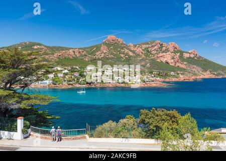 Francia, Var, Corniche de l'Esterel o corniche d'Or, Saint Raphael, Antheor e Massif de l'Esterel in background Foto Stock