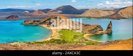 Ecuador, Arcipelago delle Galapagos, classificato come patrimonio mondiale dall' UNESCO, Bartolomé Island, vista panoramica di Santiago e il pinnacolo di roccia, cono di tufo formazione e spiaggia vulcanica Foto Stock