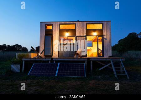 Francia, Finisterre, Concarneau, sperimentazione di low-tech solutions in una piccola casa di due ingegneri (Pierre-Alain Leveque e Clemente Chabot) costruito e vivere in un minuscolo-house (montata su rimorchio micro-house) per testare low-tech solutions Foto Stock