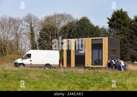 Francia, Finisterre, Concarneau, sperimentazione di low-tech solutions in una piccola casa di due ingegneri (Pierre-Alain Leveque e Clemente Chabot) costruito e vivere in un minuscolo-house (montata su rimorchio micro-house) per testare low-tech solutions Foto Stock