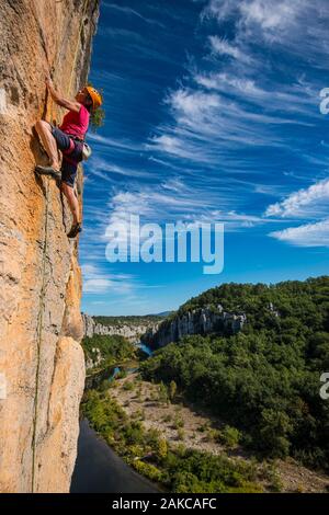 Francia, Ardeche, Berrias et Casteljau, arrampicata area del Vire aux Oiseaux affacciato sul fiume Chassezac Foto Stock