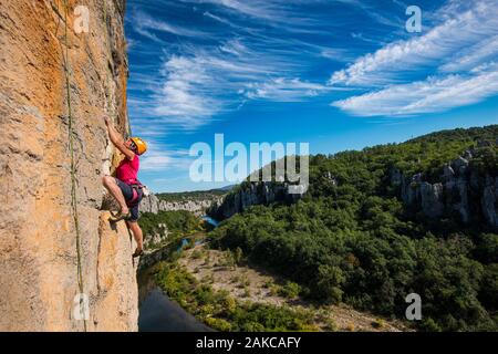 Francia, Ardeche, Berrias et Casteljau, arrampicata area del Vire aux Oiseaux affacciato sul fiume Chassezac Foto Stock