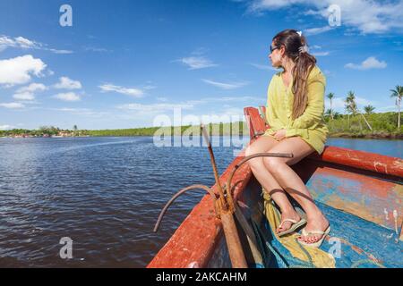 Il Brasile, Bahia, Porto Seguro, Santa Cruz Cabrália, donna sulla prua di un peschereccio noleggiato per un viaggio turistico per la Coroa Alta Marine Park Foto Stock