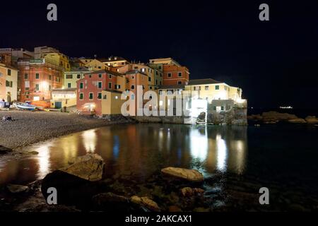 In Italia, la Liguria, Genova, Boccadasse, piccolo porto e spiaggia di Boccadasse Foto Stock