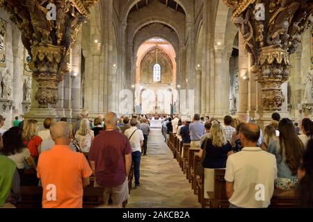 Il Portogallo, regione del Minho, Braga, Cattedrale Sé Primacial, navata centrale del duomo durante la Messa domenicale Foto Stock