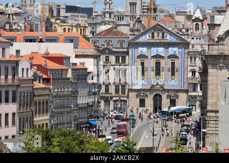 Il Portogallo, Regione Nord, Porto, centro storico classificato come patrimonio mondiale dall' UNESCO, Sao Bento Area stazione di Praça Almeida Garrett Square, Santo Antonio dos Congregados Chiesa e vista del della Torre del Municipio Paços do Concelho Foto Stock
