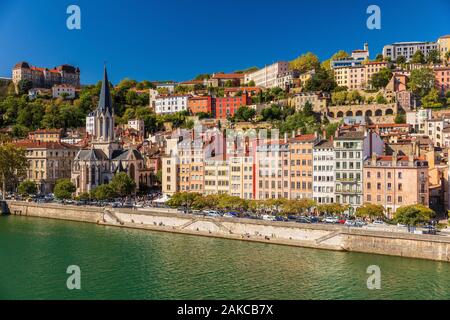 Francia, Rhone, Lione, storico quartiere elencati come Patrimonio Mondiale dell'UNESCO, Lione Vecchia, Quai Fulchiron sulle rive del fiume Saona, Saint Georges chiesa e Saint-Just College sul colle Fourviere Foto Stock