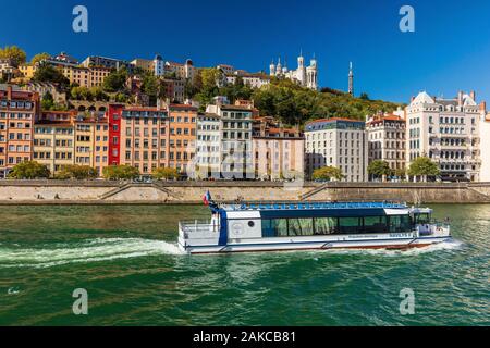 Francia, Rhone, Lione, storico quartiere elencati come Patrimonio Mondiale dell'UNESCO, Lione Vecchia, Quai Fulchiron sulle rive del fiume Saona, Le Blanchon house e la Cattedrale di Notre Dame de Fourviere Basilica sul colle Fourviere, la propulsione elettrica ristorante barca Foto Stock