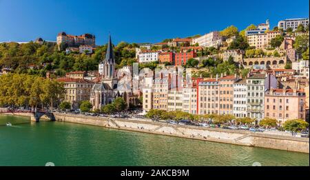 Francia, Rhone, Lione, storico quartiere elencati come Patrimonio Mondiale dell'UNESCO, Lione Vecchia, Quai Fulchiron sulle rive del fiume Saona, Saint Georges chiesa e Saint-Just College sul colle Fourviere Foto Stock