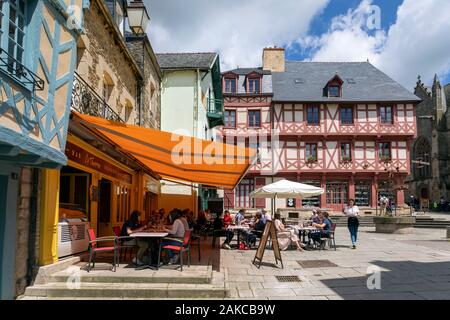 Francia, Morbihan, Josselin, città medievale, luogo di Notre-dame, terrazzi di caffè ed i ristoranti e vecchi semi-case con travi di legno Foto Stock