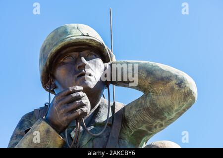 Phoenix, AZ - nov. 30, 2019: dettaglio della scultura in bronzo memoriale del codice Navajo talker progettato da scultore Navajo-Ute Oreland C. a Joe che in W Foto Stock