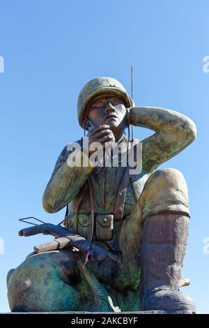 Phoenix, AZ - nov. 30, 2019: questo nove piedi di alta scultura in bronzo memoriale del codice Navajo talker progettato da scultore Navajo-Ute Oreland C. Joe è in Foto Stock