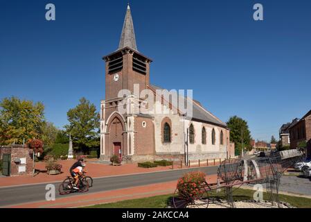 Francia, Nord, Genech, Notre Dame de la Visitation chiesa ricostruita verso la metà del XVI secolo, due ciclisti su strada Foto Stock