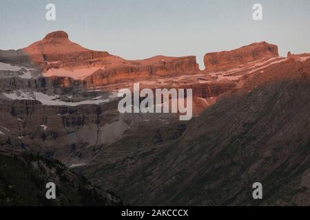 Francia, Hautes Pirenei, Gavarnie, Gavarnie visto dalla Espuguettes baita di montagna, il Casquet du picco Marbore 3006 m e la Breche de Roland, Patrimonio Mondiale dell UNESCO Foto Stock