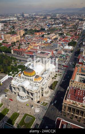 Messico, Città del Messico, la città e il Palacio de Bellas Artes visto dalla parte superiore della torre il Latino, il grattacielo più antico della città Foto Stock