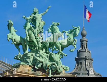 Francia, Parigi, zona elencata come patrimonio mondiale dall' UNESCO, rame quadriga di Georges Recipon sul tetto del Grand Palais, allegorica opera d'arte che ritraggono l'armonia in trionfo su discordia Foto Stock