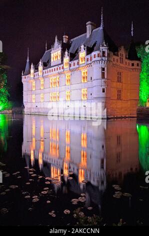 Francia, Indre et Loire, la Valle della Loira sono classificati come patrimonio mondiale dall' UNESCO, Chateau d'Azay le Rideau durante spettacolo di suoni e luci Foto Stock