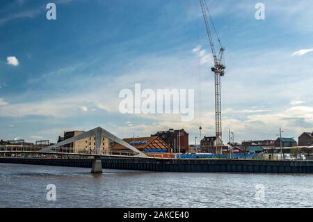 Fiume Clyde guardando verso il ponte di Tradeston e il Tradeston sul Southside, Glasgow, Scozia Foto Stock