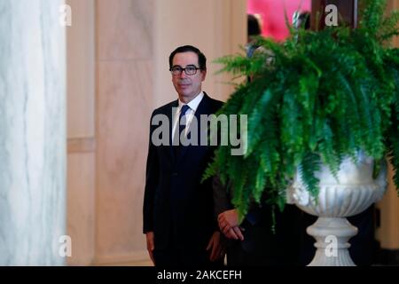 Stati Uniti Segretario del Tesoro Steven T. Mnuchin attende per il Presidente degli Stati Uniti, Trump a consegnare commento per quanto riguarda l'attacco iraniano su due basi militari statunitensi in Iraq nel grande atrio della Casa Bianca il Mercoledì, 8 gennaio 2019. L'attacco è detto di essere in una misura di ritorsione contro gli Stati Uniti drone di sciopero che ha ucciso iraniano leader militare Qasem Soleimani a Baghdad, Iraq venerdì 3 gennaio 2020. Credito: Stefani Reynolds/CNP /MediaPunch Foto Stock