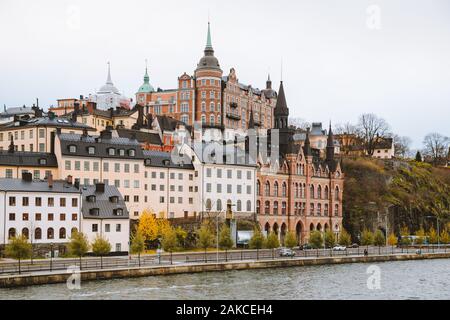 Stockholm waterfront vista verso Sodermalm district con Mariahissen storico edificio e Monteliusvagen su un moody cadono giorno, Svezia e Scandinavia Foto Stock