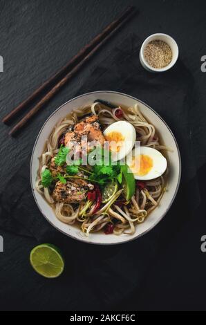 Tradizionale zuppa di ramen con uova, cibo asiatico Foto Stock