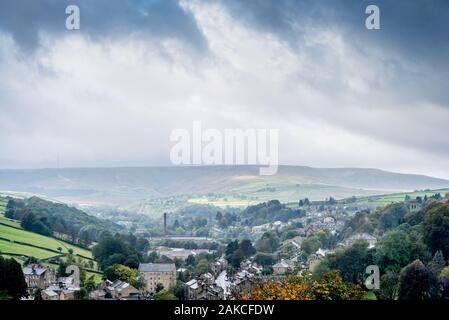 Una vista guardando verso il basso la Holme Valley mostra Holmfirth e Upperthong, West Yorkshire, Inghilterra, Regno Unito Foto Stock