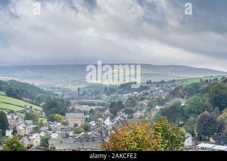 Una vista guardando verso il basso la Holme Valley mostra Holmfirth e Upperthong, West Yorkshire, Inghilterra, Regno Unito Foto Stock