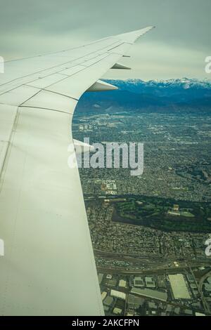 Lo sbarco a LAX, Los Angles, Air Canada 787 Jet è tenuto fuori da YYZ oltre a sviluppare terreno residenziale, esso mostra la crescita di Toronto. Foto Stock