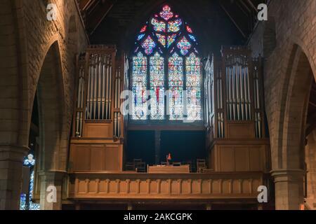 Interno della cattedrale di La Spezia, Angus, Scotland, Regno Unito mostra tubi di organo in pergamo e galleria e la west vetrate colorate. Foto Stock