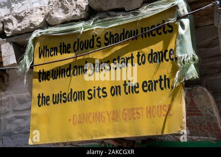 Dancing Yak guesthouse cartello nel villaggio di Kagbeni, un ponte tra il basso e la Mustang superiore nella valle del Kali Gandaki river. Il Nepal. Foto Stock