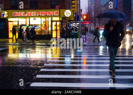 Pedoni trudge attraverso la pioggia nel quartiere di Chelsea di New York lunedì, 30 dicembre 2019. (© Richard B. Levine) Foto Stock