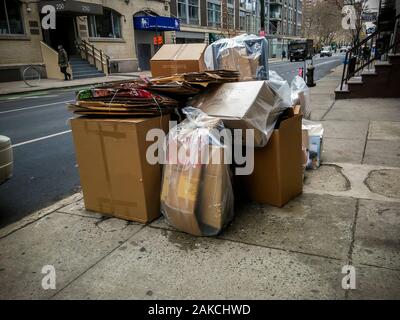 Scatole di cartone da shopping di Natale i prodotti in attesa di cestino pick-up al di fuori di un edificio in New York Venerdì, Dicembre 27, 2019. (© Richard B. Levine) Foto Stock