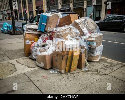 Scatole di cartone da shopping di Natale i prodotti in attesa di cestino pick-up al di fuori di un edificio in New York Venerdì, Dicembre 27, 2019. (© Richard B. Levine) Foto Stock